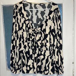 NWT Ava & Viv Women’s Black and White Patterned Front Tie Long Sleeve Size 1X